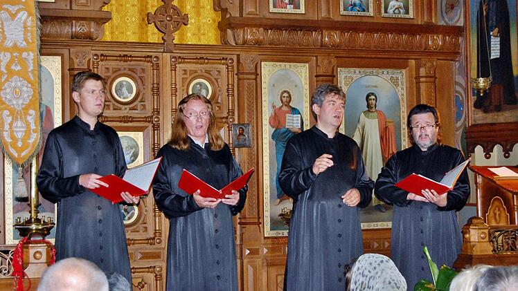 Der Moskauer St. Daniels-Chor unter Leitung von Vladislav Belikov (Zweiter von rechts) gastierte in der russischen Kirche in Bad Kissingen.   Foto: Sigismund von Dobschütz