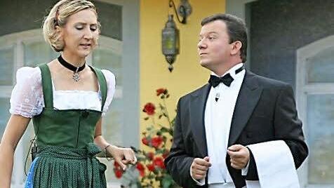 Wieder in den Hauptrollen, wie hier bei der Aufführung 2007 am Rudufersee: Andrea Appel als Wirtin Josepha und Manfred König als Zahlkellner Leopold Foto: Theatergruppe Schwürbitz