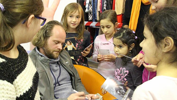 Eine Autogrammkarte vom Kommissar: Andreas Leopold Schadt signierte mit Freude seine Karten für die Kinder. Foto: Christiane Lehmann