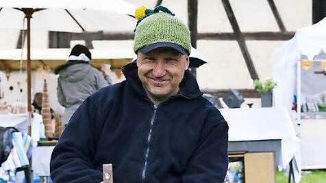 Zum ersten Mal war Gunther Rödel dabei, er dengelte in Ahorn beim Handwerkermarkt die Sense. Foto: Gabi Arnold