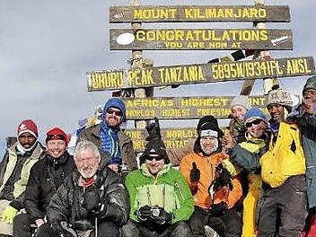 Der Frankenheimer Bergsteiger Jürgen Nimec (Sechster von links in oranger Jacke) bestieg mit seinen Freunden den Kilimanjaro.  Foto: privat