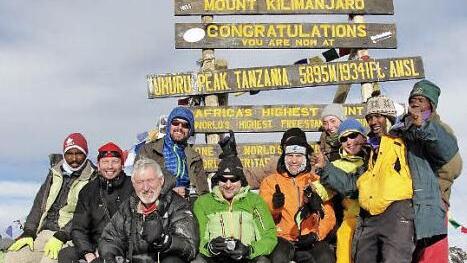 Der Frankenheimer Bergsteiger Jürgen Nimec (Sechster von links in oranger Jacke) bestieg mit seinen Freunden den Kilimanjaro.  Foto: privat