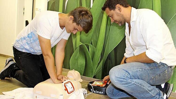 Ausbilder Matthias Sippel kontrolliert, ob Lukas bei der Herzdruckmassage alles richtig macht.