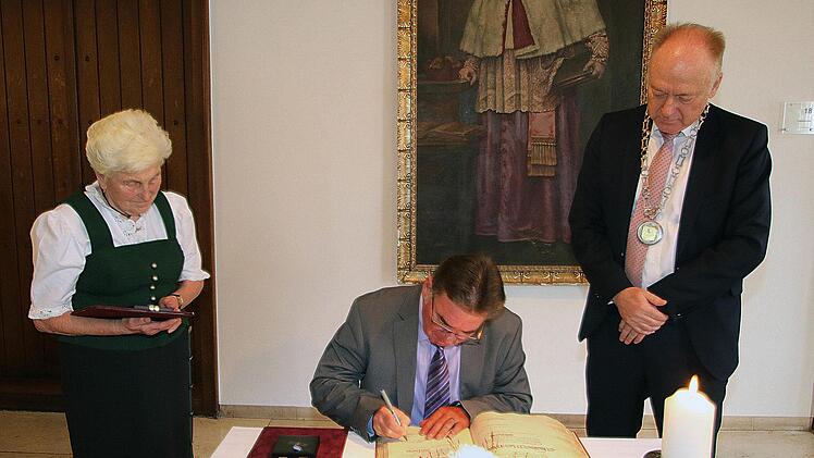 Eintrag ins Goldene Buch: von links: Elisabeth Lenhardt, Bruno Schäfer und  Bürgermeister Helmut Blank. Foto: Dieter Britz