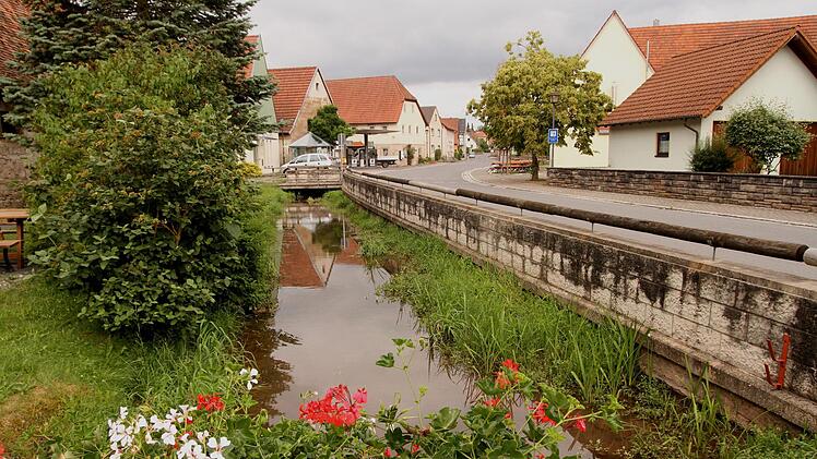 In Kirchlauter fließt in den Kanälen noch zu viel Fremdwasser, das dem Zufluss der Kläranlage entzogen und der Lauter zugeleitet werden soll.Günther Geiling