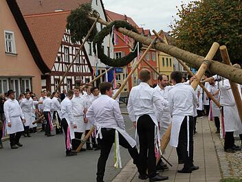 Gemeinsam stellen die Kerwasburschen und -madla den Baum auf.   Fotos: Mathias Erlwein