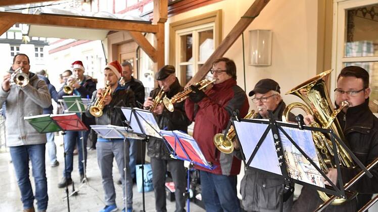 Auf der Terrasse am "Goldnen Stern" sorgten Kapellen (im Bild die Blaskapelle Holzhausen) mit weihnachtlichen Weisen für die passende musikalische Umrahmung.