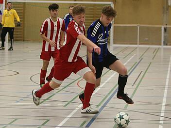 Der Jahnler Drazen Misic (re., im Zweikampf mit Felix Pfister) brachte seine Farben im Finale gegen Buckenhofen mit 1:0 in Führung.  Fotos: Sebastian Baumann