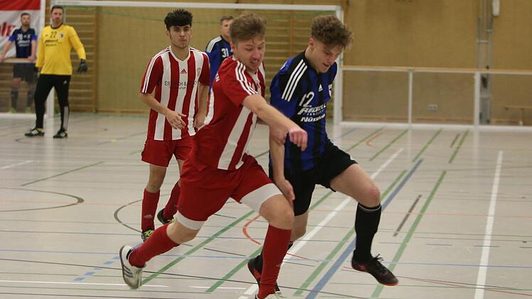 Der Jahnler Drazen Misic (re., im Zweikampf mit Felix Pfister) brachte seine Farben im Finale gegen Buckenhofen mit 1:0 in Führung.  Fotos: Sebastian Baumann