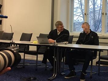 Maris V. (Name geändert), hier mit seinem Anwalt Thomas Gärtner, wurde im Prozess wegen diverser Sachbeschädigungen freigesprochen, er wird aber in einer psychiatrischen Klinik untergebracht. Foto: Stefan Fößel