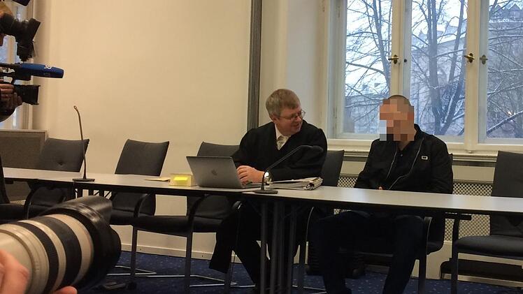 Maris V. (Name geändert), hier mit seinem Anwalt Thomas Gärtner, wurde im Prozess wegen diverser Sachbeschädigungen freigesprochen, er wird aber in einer psychiatrischen Klinik untergebracht. Foto: Stefan Fößel