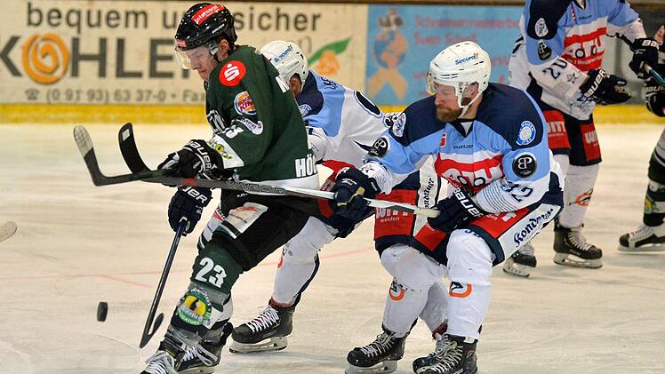 Jari Neugebauers (links) Gesichtsausdruck steht sinnbildlich für das Auftreten der Höchstadter gegen Weiden. Foto: Picturedreams