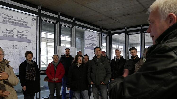Rundgang mit Bauamtsleiter Peschel durch das  Erdgeschoss Foto: Manja von Nida
