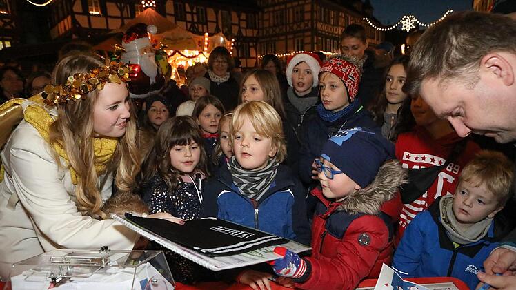 Großer Andrang bei der Verlosung: Weihnachtsengel Johanna Schreiber bedachte unter anderem Simon Wagner mit einem Preis.