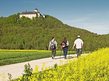 Wanderer vor Schloss Greifenstein bei Heiligenstadt