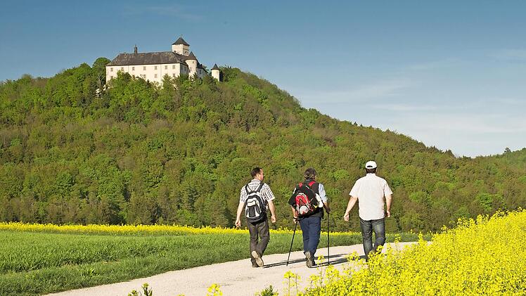 Wanderer vor Schloss Greifenstein bei Heiligenstadt