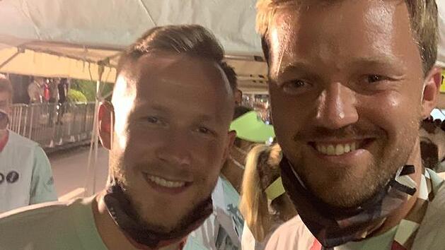 Die beiden Coburger Cedric Teuchert und Kevin Krawietz (rechts) trafen sich w&auml;hrend der Er&ouml;ffnungsfeier in Tokio. Dieses Selfie schicken sie dem Coburger Tageblatt.