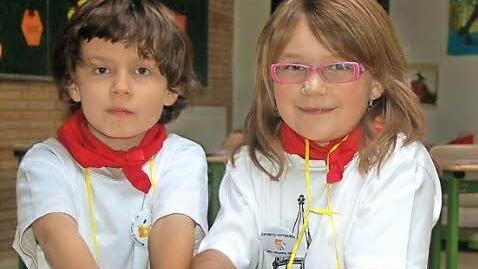 Wie das Mehl an den Händen verbreiten sich die Bakterien wissen Nils Fischer und Marei Kaiser.