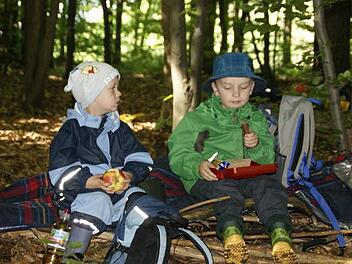 Buddelhose, Hut und Gummistiefel: Waldkindergartenkinder brauchen die richtige Ausrüstung, dann sind sie für alle Abenteuer gewappnet.  Foto: sw