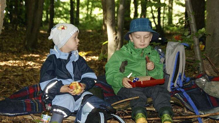 Buddelhose, Hut und Gummistiefel: Waldkindergartenkinder brauchen die richtige Ausrüstung, dann sind sie für alle Abenteuer gewappnet.  Foto: sw