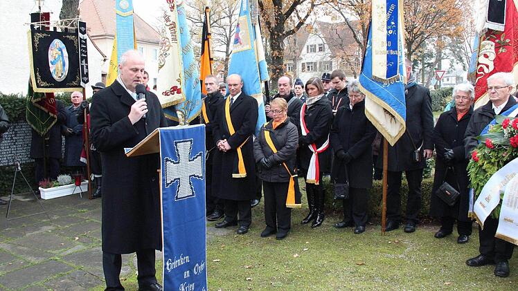 Bürgermeister Gerald Brehm spricht auf dem Heldenfriedhof.
