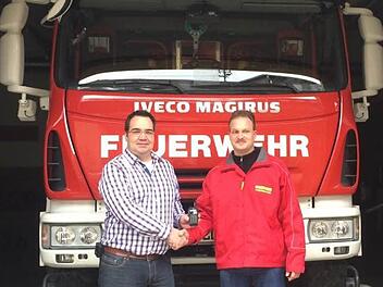 Dirk Schulz (links) von der Firma Schulz Electronic überreicht an den Kommandanten Jörg Söllner eines der ersten Digital-Handfunksprechgeräte HRT. In die Fahrzeuge wurden Digitalfunksprechgeräte MRT eingebaut, somit ist ein qualitativ hochwertiger Funkkontakt jederzeit möglich. Foto: K.- H. Hofmann