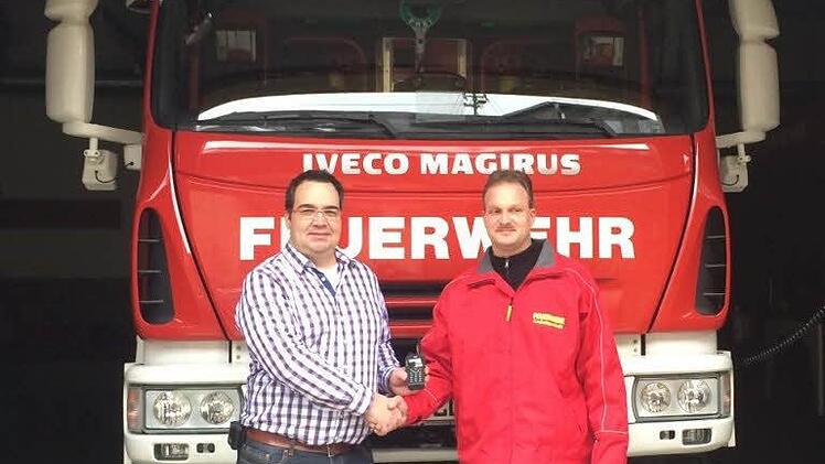 Dirk Schulz (links) von der Firma Schulz Electronic überreicht an den Kommandanten Jörg Söllner eines der ersten Digital-Handfunksprechgeräte HRT. In die Fahrzeuge wurden Digitalfunksprechgeräte MRT eingebaut, somit ist ein qualitativ hochwertiger Funkkontakt jederzeit möglich. Foto: K.- H. Hofmann