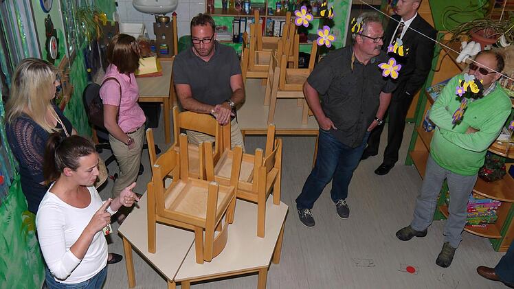 Eng geht es zu in er "Oase". Foto: Berthold Köhler