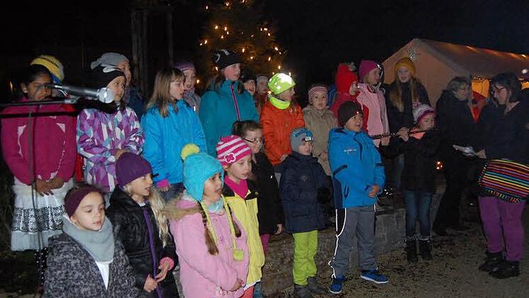 Die Schulkinder eröffneten das Adventskonzert der Jüngsten.  Foto: Andreas Welz