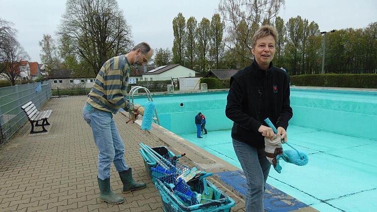 Jutta Wittmann vom Förderverein Freibad und Martin Mehl Foto: Petra Malbrich