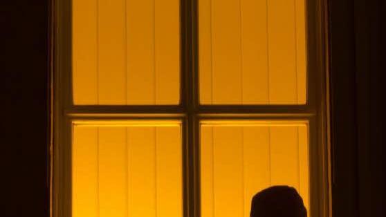 Mit Feder und Flasche: Rückert am Fenster.