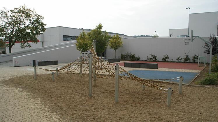 Auch der neue Spielplatz zwischen Mensa und Realschule profitiert sehr von der Optik der jetzt sanierten Beton-Stützmauern und der Auffahrtsrampe zur Realschule links. Foto: Sabine Weinbeer