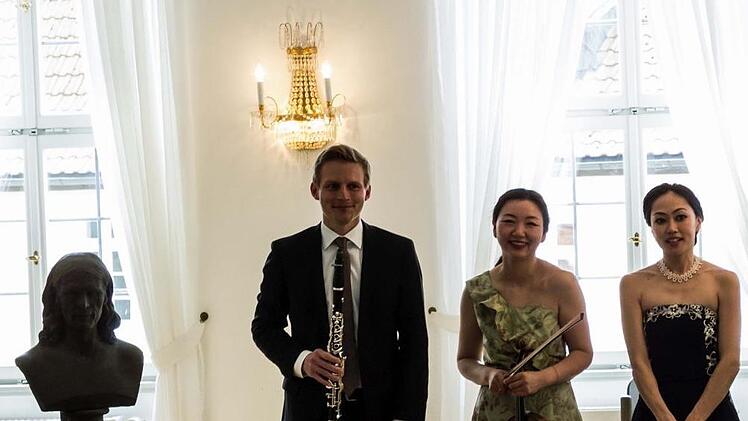 Megumi Ikeda (Mitte), Kyoko Frank (rechts) und Philipp Grzondziel erhielten reichlich Applaus bei ihrem Konzert im "Haus des Gastes" in Bad Rodach.Foto: Jochen Berger