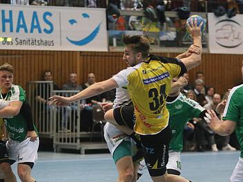 Tobias Varvne (mit Ball) setzte mit sieben Treffern neben Romas Kirveliavicius (sechs Tore) die Akzente im Coburger Angriff.  Foto: Iris Bilek