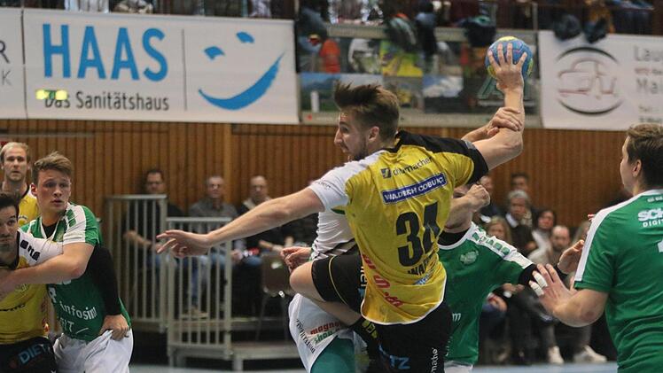 Tobias Varvne (mit Ball) setzte mit sieben Treffern neben Romas Kirveliavicius (sechs Tore) die Akzente im Coburger Angriff.  Foto: Iris Bilek