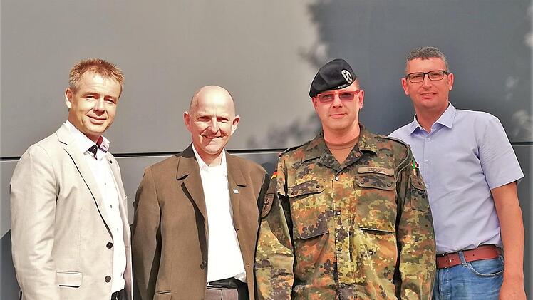 Kurdirektor und Rathaus-Geschäftsleiter Thomas Beck (von links), Rhön GmbH-Geschäftsführer Thorn Plöger, Oberstleutnant Mathias Steiger, Kommandeur des OA-Bataillons 2 in Hammelburg, und dritter Bürgermeister Norbert Borst freuen sich auf die Vereidigung der Offiziersanwärter im Bad Bockleter Kurpark.Sigismund von Dobschütz
