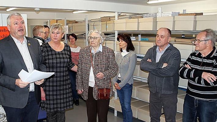 Bürgermeister Jürgen Hennemann (links) bei der Eröffnung des neuen Stadtarchivs. Rechts neben ihm Karin Platzer, welche sich um das Archiv kümmern wird, und daneben Marianne Keh, welche einen Großteil der umfangreichen Arbeiten im Vorfeld erledigt hatte.  Fotos: Helmut Will
