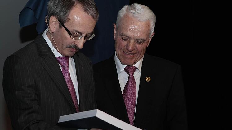 Stephan Ringwald (links) und Ex-Vorstand Günter Amschler, der eine umfassende Chronik zur Geschichte der Kulmbacher Bank verfasste. Foto: Jochen Nützel