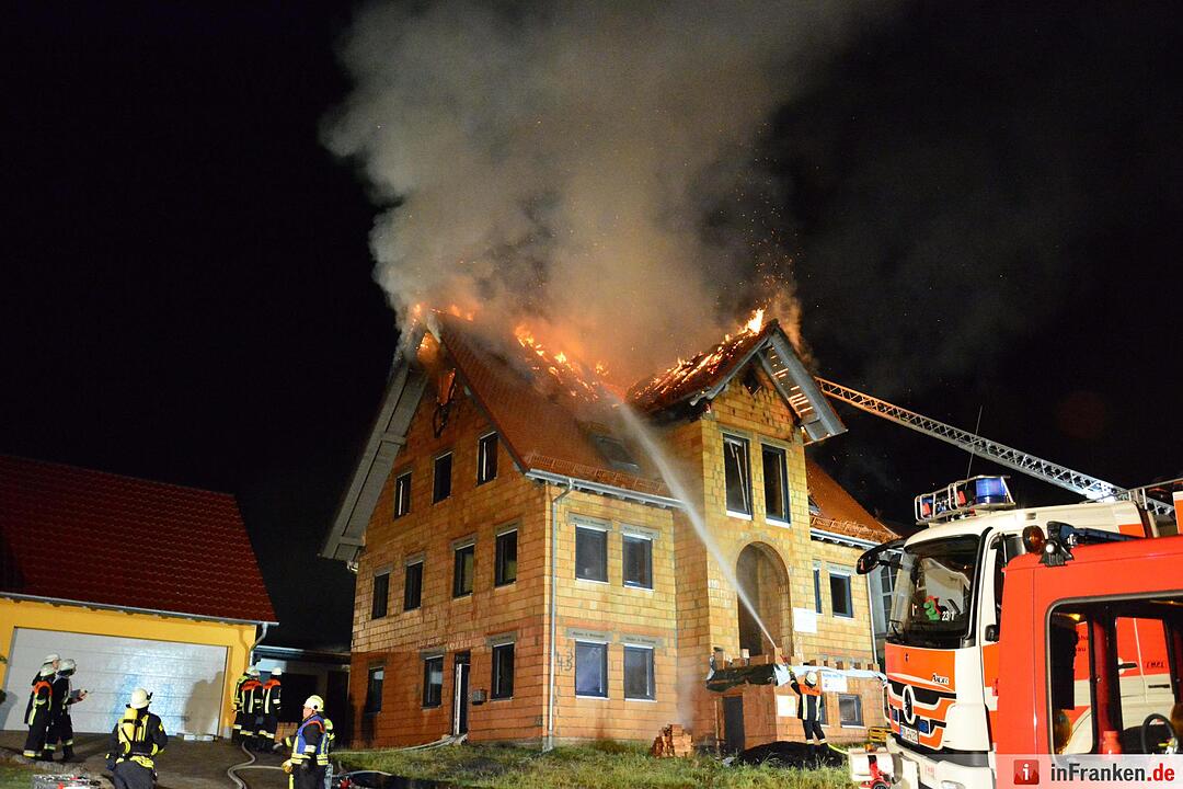Neugebautes Wohnhaus steht nach Blitzeinschlag lichterloh in Flammen