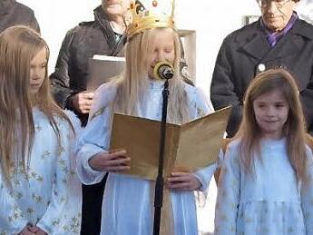Christkind Sophie Theresa Wolf mit ihren Engeln  Foto: Thomas Weichert