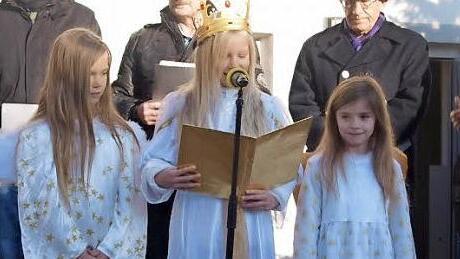 Christkind Sophie Theresa Wolf mit ihren Engeln  Foto: Thomas Weichert