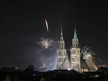 Ein Feuerwerk über der St. Lorenz Kirche in Nürnberg. Alle zwei Jahre veranstaltet die Stadt zum Jahreswechsel das außergewöhnliche Festival "Silvestival". Rechte: Stadt Nürnberg. Foto: Uwe Niklas.