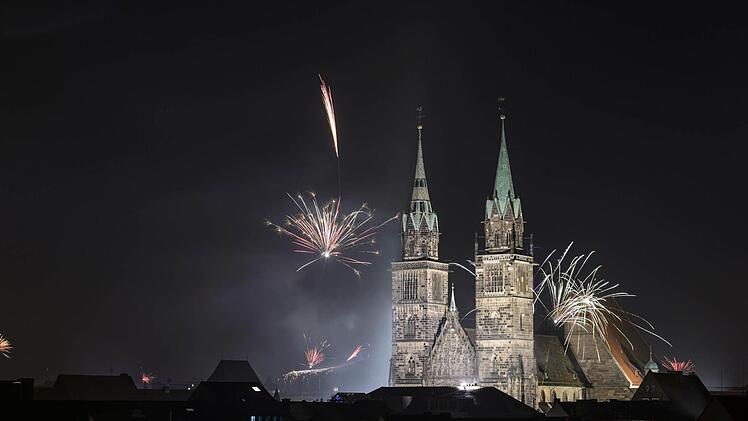 Ein Feuerwerk über der St. Lorenz Kirche in Nürnberg. Alle zwei Jahre veranstaltet die Stadt zum Jahreswechsel das außergewöhnliche Festival "Silvestival". Rechte: Stadt Nürnberg. Foto: Uwe Niklas.
