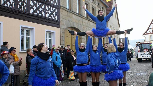 Die Garde- und Showtanzgruppe Rattelsdorf erhielt beim Faschingszug viel Applaus f&uuml;r ihre Tanzeinlagen. Foto: Renate Neubecker