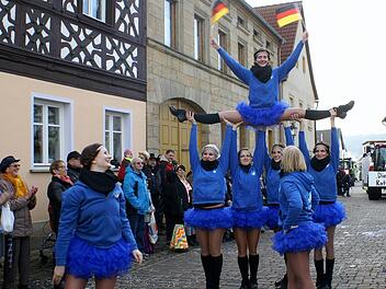 Die Garde- und Showtanzgruppe Rattelsdorf erhielt beim Faschingszug viel Applaus für ihre Tanzeinlagen. Foto: Renate Neubecker