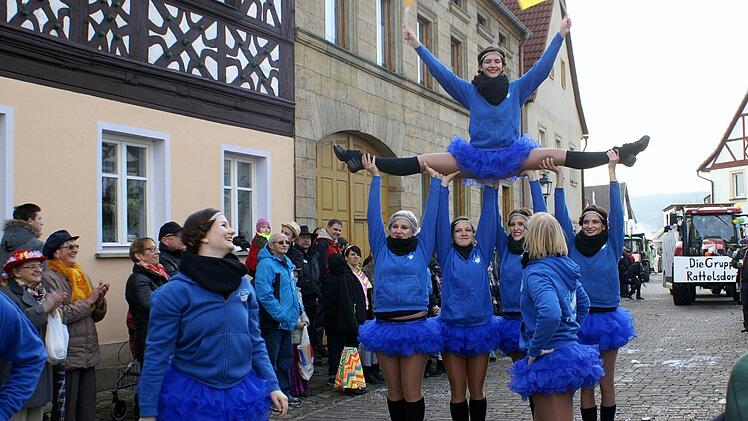Die Garde- und Showtanzgruppe Rattelsdorf erhielt beim Faschingszug viel Applaus für ihre Tanzeinlagen. Foto: Renate Neubecker
