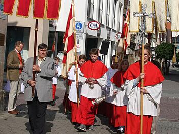 Bei herrlichem Wetter kamen Hunderte Katholiken zur Fronleichnamsprozession in Kulmbach. Foto: Sonny Adam