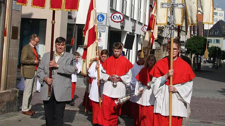 Bei herrlichem Wetter kamen Hunderte Katholiken zur Fronleichnamsprozession in Kulmbach. Foto: Sonny Adam