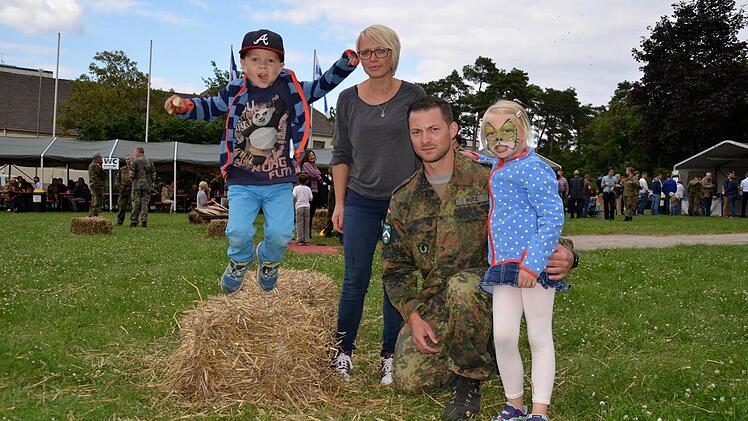 Die Fähnrichwiese war Mittelpunkt des Familienfestes. Auf dem Foto ist das Ehepaar Sven und Eileen Pütz mit seinen beiden Kindern Lasse und Lilly abgebildet. Der Junge zeigt dabei auch, wie toll er hüpfen kann.