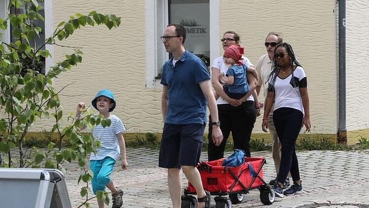 Familie Brattig aus Kiel mit Bekannten unterwegs im Ortskern Foto: Barbara Herbst
